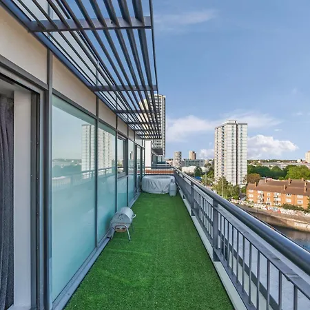 Penthouse W/ Hot Tub Near Stratford, Westfield Apartment London Exterior photo