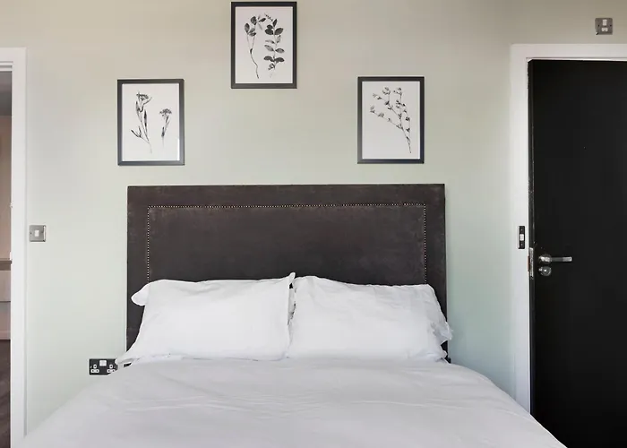 Penthouse W/ Hot Tub Near Stratford, Westfield