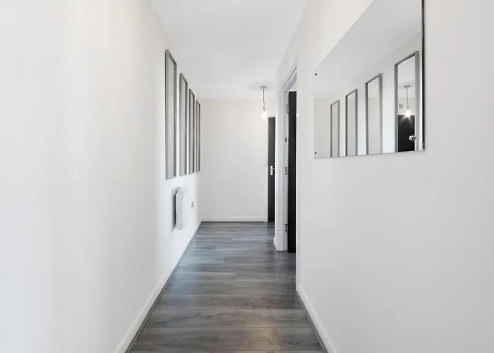 Penthouse W/ Hot Tub Near Stratford, Westfield